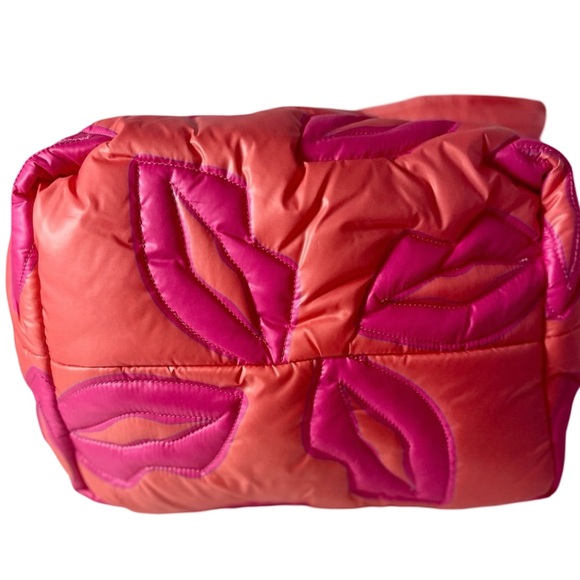 Wildfox NWT Fun Pink Peach Quilted Lips Puffy Beach Travel Tote - Picture 5 of 8